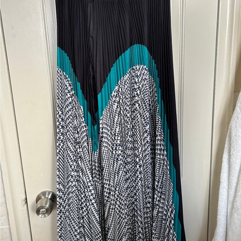 Elegant Black and Teal Pleated Skirt